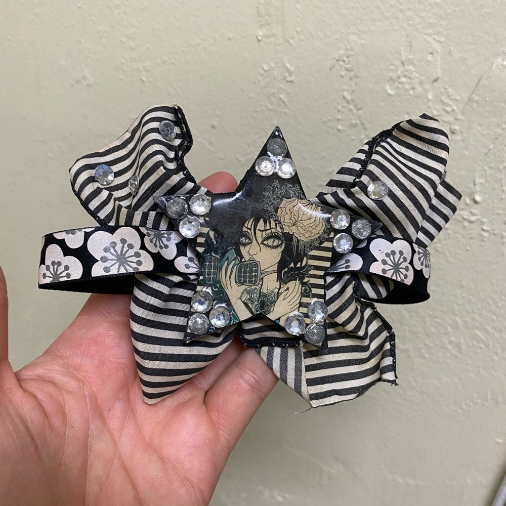 Callow Lily black & white striped hair bow clip
